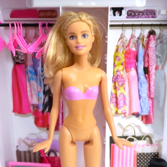 Barbie Doll Plus Accessories No Closet - Picture 4 of 11